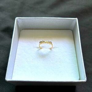 Vintage 14k gold ring with 5 beautiful diamonds